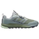 Altra Lone Peak 9+ Dame i Glacier er en lysegrøn og grå trail løbesko med snørebånd, forstærket tå, trækflig i hælen, MaxTrac-sål for godt greb, Zero Drop-teknologi og Altra-branding på siden.