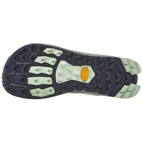Billedet viser undersiden af Altra Lone Peak 9+ Dame, Glacier med en sort og lysegrøn Vibram-sål med en robust MaxTrac-profil, der giver et godt greb. Et gult Vibram-logo er synligt i midten.