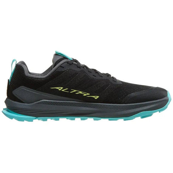 Altra Lone Peak 9+ Herre i Black/Lime er en trail løbesko med sort og mørkegrå overdel, lime-accenter, ALTRA-branding på siden og bygget med Zero Drop-teknologi for en afbalanceret tur.