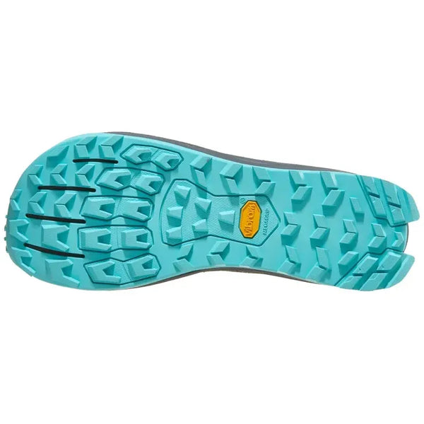 Billedet viser den turkise ydersål på Altra Lone Peak 9+, Herre, Black/Lime trail løbesko, der har et robust multidirektionelt mønster og et gult Vibram-logo, der understreger Zero Drop-designet for naturlig bevægelse.