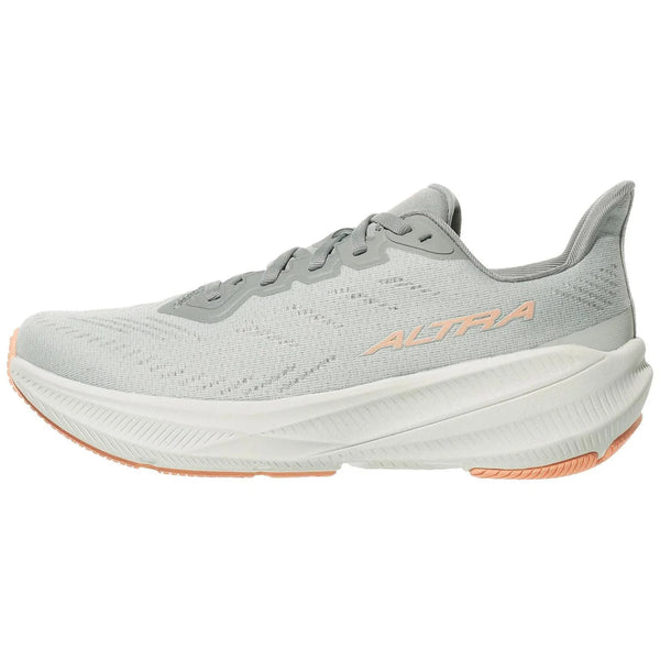 Altra Experience Flow 2, Dame, Gray er en lysegrå low-top løbesko med en hvid polstret sål, ferskenfarvede detaljer, "ALTRA"-branding, åndbar mesh-overdel og responsiv dæmpning, der giver optimal komfort på hver eneste løbetur.