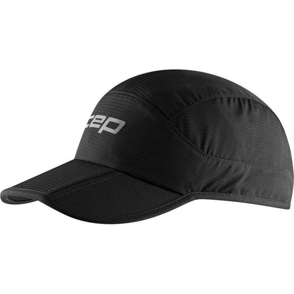 CEP Run Foldable Cap er en unisex sort sportskasket med en buet skygge, synlige syninger og "CEP" trykt i hvidt foran til venstre. Den er lavet af letvægtsmateriale og er ideel til sportsaktiviteter.