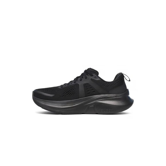 Saucony Guide 18 Dame Triple Black løbesko har en tyk polstret sål og overdel i mesh for øget stabilitet, vist i et sideprofilbillede på en hvid baggrund.