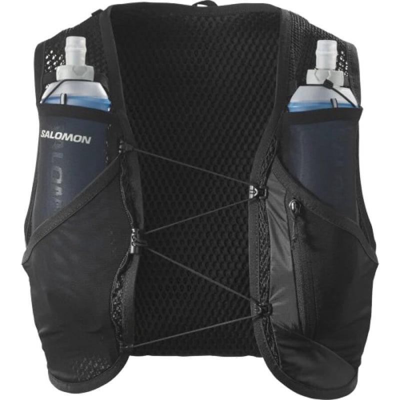 Salomon Active Skin 8 Set Unisex i Black/Metal er en løbevest i mesh og stof med to frontlommer til blå, bløde vandflasker, elastiske snore foran og en lille lynlåslomme i højre side.