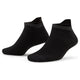 Et par Nike Spark Lightweight No Show Socks i sort/reflekterende sølv, unisex, med ribbet tekstur og mørkt ankelbånd, vist på en hvid baggrund - designet til komfort.