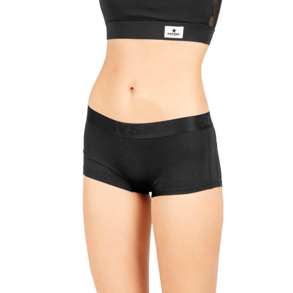 En person er iført strækbart undertøj - nærmere bestemt Saysky Combat Hot Pants, Dame, Black, sammen med en matchende sort sports-crop top. Billedet viser kun overkroppen og lårene på en hvid baggrund.
