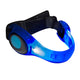 BeeSafe Led Safety Band, Unisex, Blue har en justerbar sort strop til at bære på armen eller anklen, hvilket giver ekstra synlighed som refleksbånd under løb, cykling og andre aktiviteter.