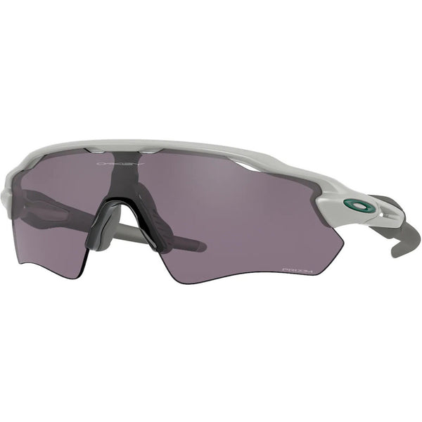 Et par Oakley Radar EV Path unisex sportssolbriller med stålstel og Prizm Road Jade-linser. Oakley-logoet er synligt på siden af brillestængerne.