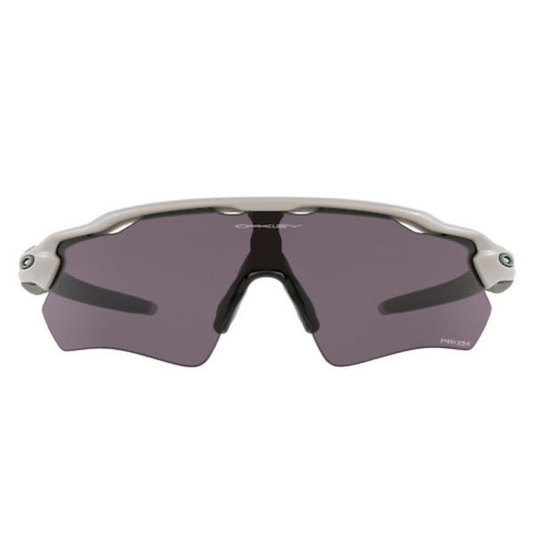 Et par Oakley Radar EV Path unisex-solbriller med stålstel og Prizm Road Jade-glas i ét stykke, designet til atletisk brug.