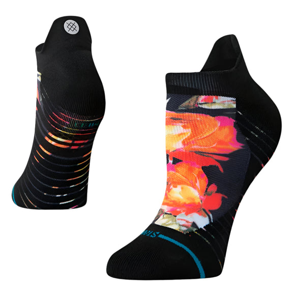 Stance Tourqe Light Tab løbesokker til damer i sort har et levende blomsterdesign med orange og gule blomster. Den ene sok er vist fra siden, den anden fra bagsiden for at vise både mønster og logo.