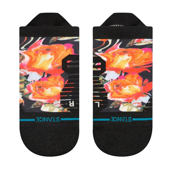Stance Tourqe Light Tab Dame i sort har et abstrakt blomsterdesign med orange og pink blomster, en blå tåstribe, STANCE-branding og indbygget ankelbeskyttelse til komfortable løbeture.