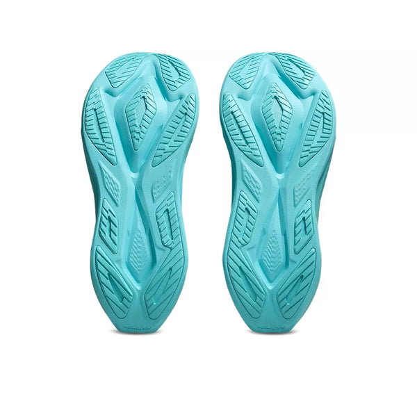 Et par ASICS Superblast 3 unisex-sportssko i farvekombinationen Obsidian Grey/Ice Mint, fotograferet set nedefra for at vise deres strukturerede såler, der er designet til at give godt greb og friktion på FF LEAP-skum, mod en ensfarvet hvid baggrund.