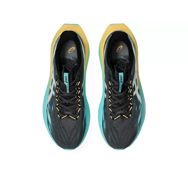 Et par ASICS Superblast 3 unisex-sko i farvekombinationen Obsidian Grey/Ice Mint ses set ovenfra på en hvid baggrund. Skoene har blågrønne såler med det innovative FF LEAP-skum, gule detaljer på hælen og blågrønne snøredetaljer. ASICS-logoet er placeret på indersålerne og fremhæver det elegante design i Superblast 3-serien.