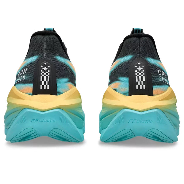 Bagfra-billede af et par ASICS Superblast 3 unisex-løbesko i farvekombinationen Obsidian Grey/Ice Mint, med en farveovergang mellem blå, gul og sort. Teksten »CPH 2026« og en grafisk detalje i pixelstil pryder hælområdet på hver sko. De tykke, strukturerede såler er forstærket med FF LEAP-skum for optimal støddæmpning og fremhæver både stil og højtydende design.