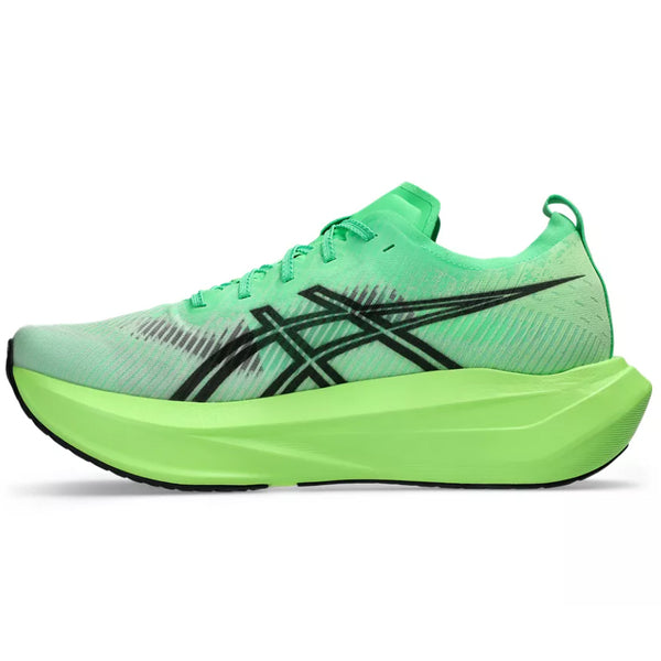 Asics Megablast Unisex løbesko i Vital Green/Black har en tyk FF Turbo 2 skumsål og sorte detaljer, der vises i en sideprofil på en almindelig hvid baggrund.