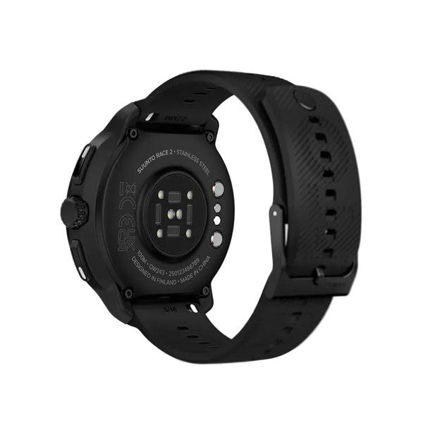 Her ses en Suunto Race 2 All Black AMOLED GPS Sportsur set bagfra, hvor man kan se det runde rustfrie stålkabinet, de fire centrale sensorlamper, der sikrer præcision med multibånds-GPS, samt en justerbar silikonerem med struktur.