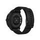 Her ses en Suunto Race 2 All Black AMOLED GPS Sportsur set bagfra, hvor man kan se det runde rustfrie stålkabinet, de fire centrale sensorlamper, der sikrer præcision med multibånds-GPS, samt en justerbar silikonerem med struktur.