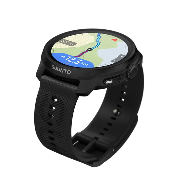 Suunto Race 2 All Black AMOLED GPS Sportsur vises her på en hvid baggrund med et sort armbånd med struktur. Den livlige skærm viser et farvekort med topografiske kort og fremhæver en blå rute på 12,3 km. Dette smartwatch er udstyret med multibånds-GPS og sikrer præcis sporing af dine aktiviteter.