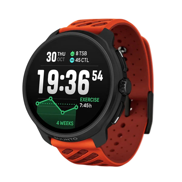 En Suunto Race 2 Coral Orange AMOLED GPS Sportsur viser dato, klokkeslæt, træningsdata og et linjediagram. Skærmen viser 19:36:54, den 30. oktober og en træningsvarighed på 7 timer og 45 minutter fordelt over 4 uger – alt sammen nøjagtigt registreret med Multiband-GPS.