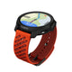 Et Suunto Race 2 Coral Orange AMOLED GPS-sportsur med et levende koralorange armbånd viser et multibånds-GPS-navigationskort og en rute på skærmen. Uret er afbildet i en vinkel på en hvid baggrund.
