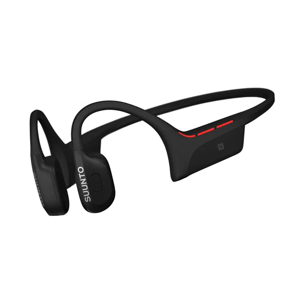 Suunto Wing 2 Black Open-ear Høretelefoner er sorte knogledannelseshovedtelefoner med et fleksibelt bånd og røde detaljer, hvor SUUNTO-logoet er placeret på den ene ørekop. Disse innovative open-ear-hovedtelefoner, der her vises på en hvid baggrund, giver en behagelig lytteoplevelse, der er designet til en aktiv livsstil.