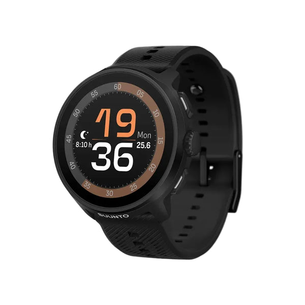 Et Suunto Run All Black med silikonerem fra GPS Sportsur er et stilfuldt, sort digitalt sportsur, der er ideelt som løbeur. Det viser klokkeslættet 19:36 med store tal på den runde urskive, mens dato, ugedag, solopgangstidspunkt og temperatur vises med mindre skrift. Uret har sideknapper og et silikonearmbånd med struktur – perfekt til at registrere dine løbeture med GPS-ur-præcision.