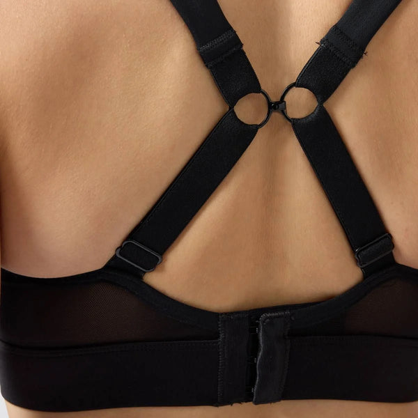 Nærbillede af en kvindes øvre del af ryggen iført Shock Absorber High Intensity Bra, Dame, Black. Denne sports-bh har justerbare stropper, metalringe i racerback-stil og en sikker krog-og-øje-lukning bagpå.