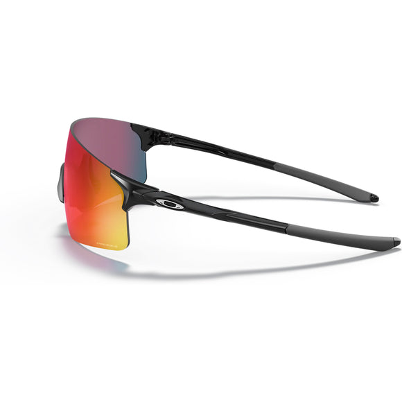 Et par Oakley EVZero Blades, Unisex, i Polished Black med Prizm Road rød-orange spejllinser - et elegant stel uden kanter og tynde arme, ideelt til løbetræning eller daglig brug - vist på en hvid baggrund.