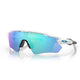 Oakley Radar EV Path unisex sportssolbrille i Polished White med store Prizm Sapphire glas, UV-beskyttelse og sort næsepude. Ovalt logo på venstre stang. Inspireret af klassikeren, vist på hvid baggrund.