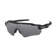 Et par Oakley Radar EV Path unisex sportssolbriller i Polized Black-Prizm Black med mørke semi-rimless glas, 100 % UV-beskyttelse og et diskret Oakley-logo - ideelle til fans af det ikoniske Radar EV Path-design.