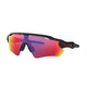 Oakley Radar EV Path-solbriller til mænd og kvinder i mat sort med store rød-orange-lilla Prizm Road-spejlglas, slankt wraparound-design, UV-beskyttelse og Oakley O-logo på stangen.