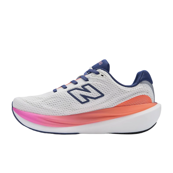 En hvid New Balance Infinion 1080 v15 løbesko til damer i Sea Salt/Blue Oyster med mesh-overdel, blå detaljer, stort "N"-logo og tyk sål med maksimal støddæmpning samt pink-orange gradient ved hælen-perfekt til mængdetræning.