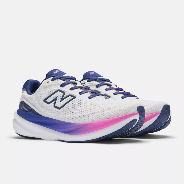 New Balance Infinion 1080 v15 Dame løbesko i Sea Salt/Blue Oyster har hvid mesh-overdel, blå detaljer, lilla-pink gradient mellemsåler for maksimal støddæmpning, blå ydersål, marineblå snørebånd og ikoniske sidelogoer.