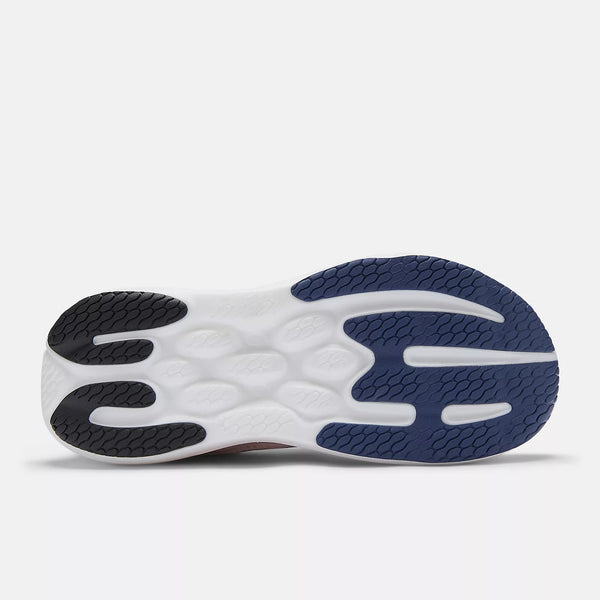 Billedet viser sålen på New Balance Infinion 1080 v15 Dame i Sea Salt/Blue Oyster, med hvid bund, sort profil på hæl og yderste tå, og blå profil på forfod/mellemfod, designet til greb og komfortabel støddæmpning.