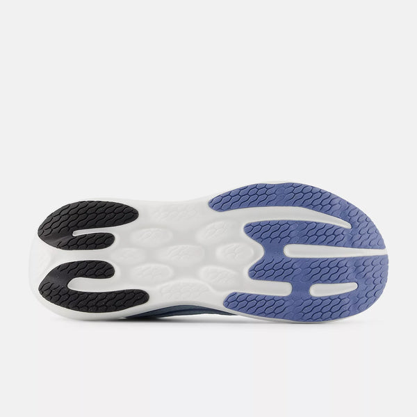 Billedet viser sålen på New Balance Infinion 1080 v15 Dame i Glint Blue/Silver Metallic/Fairweather Blue, der har en hvid bund med sort gummi i hælen og blåt gummi i forfoden for komfort og greb.