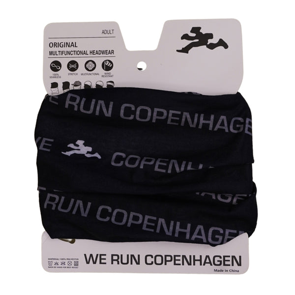 Marathon Sport Multiscarf, unisex, sort fra Marathon Sport vises i hvid emballage. Stoffet har et gentaget mønster med teksten »WE RUN COPENHAGEN« sammen med et ikon af en løber. Den er perfekt som løbetilbehør eller halsedisse, og på emballagen angives det, at den er velegnet til voksne.