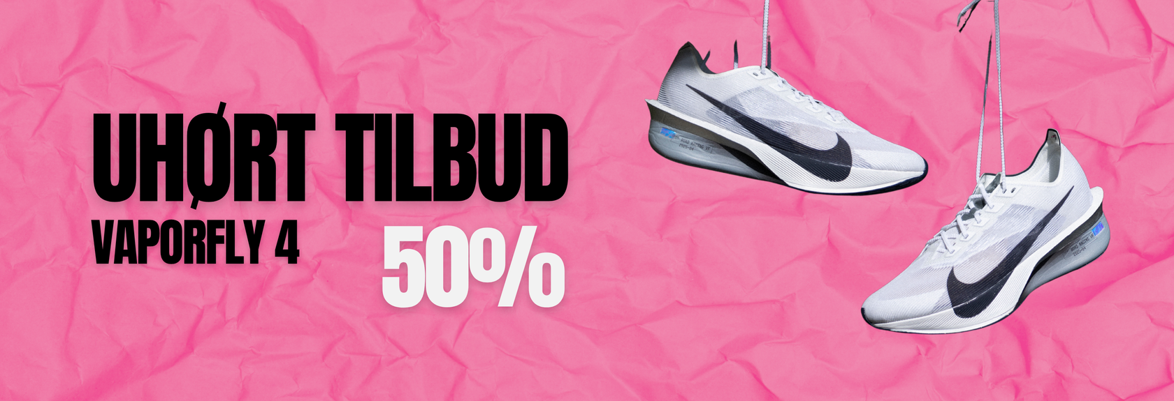 To hvide Nike Vaporfly 4 løbesko hænger mod en krøllet pink baggrund. I stor sort tekst står der Uhørt Tilbud Vaporfly 4. I hvid tekst nedenunder står der 50%.