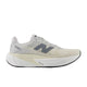New Balance Fuelcell Rebel V5 løbesko dame i Linen/Grey Matter har en tyk, hvid støddæmpende sål til energireturnering, grå snørebånd, et stort gråt N-logo og Fuelcell Rebel V5-branding på mellemsål og overdel.