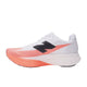 New Balance Fuelcell Supercomp Elite V5 Herre i Urgent Red er en højtydende hvid løbesko med en tyk, vinklet sål og et fedt sort "N"-logo, designet til løbere, der ønsker fart og en enestående stil.