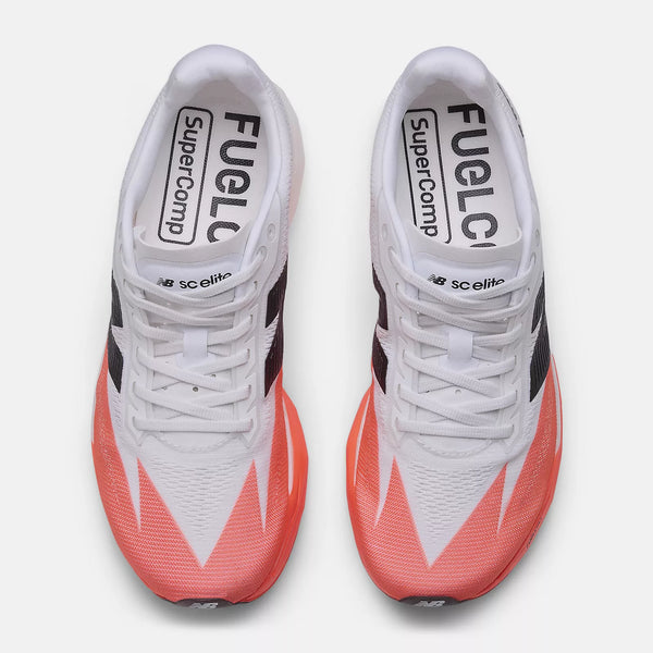 New Balance Fuelcell Supercomp Elite V5, Dame, Urgent Red løbesko set ovenfra med hvid overdel med sorte detaljer og orange tåspidser; ideelle til maraton, indlægssåler mærket "FuelCell SuperComp.