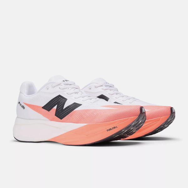 Et par New Balance FuelCell Supercomp Elite V5 Herre løbesko i Urgent Red med hvid overdel, sorte N-logoer og strømlinede sorte detaljer og tekst langs siderne og foran.