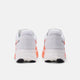 Et par New Balance FuelCell Supercomp Elite V5 Dame løbesko i Urgent Red, vist bagfra med hvid mesh-overdel, orange side- og mellemsålsaccenter og sorte ydersåler mod en almindelig hvid baggrund - ideelt til dit næste maraton.