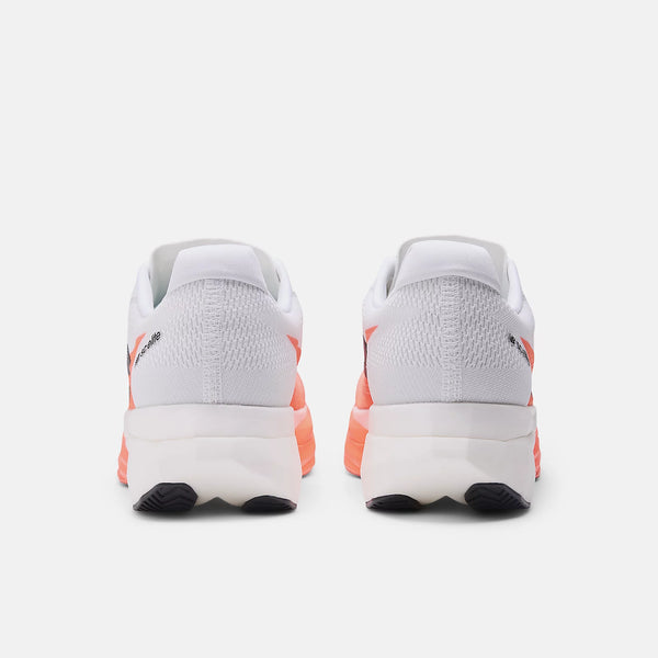 Et par New Balance FuelCell SuperComp Elite V5 Herre løbesko i hvid med Urgent Red accenter, vist bagfra, fremhæver hælen, overdelen i mesh og ydersålen mod en almindelig hvid baggrund.