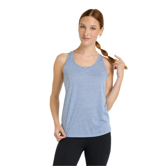 En kvinde i en New Balance Athletics Tank til kvinder, Dusk Shower Heather, og sorte leggings står på en almindelig hvid baggrund og holder en del af sit lange brune hår.