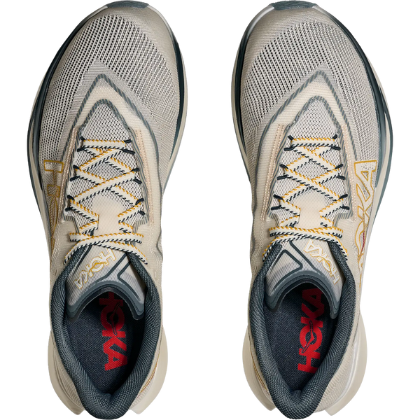 Topbillede af et par Hoka Cielo X1 3.0 unisex racesko i Alabaster/Yellow Gold med overdel i mesh, gule og grå snørebånd, mørkegråt for og synlig Hoka branding - ideelt til maratonløb.