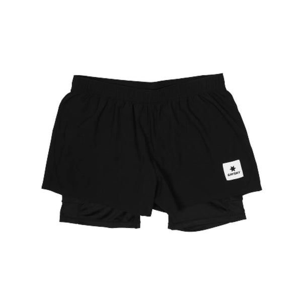 Saysky Pace 2in1 Shorts 3", Dame, Black har en elastisk linning og et hvidt rektangulært mærke med en sort stjerne og "SAYSKY" på venstre ben - ideelt til trailløb eller hverdagsløb.