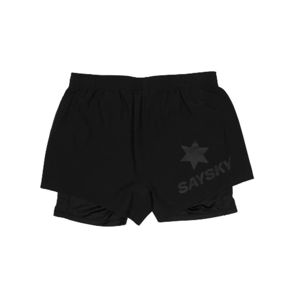 De sorte Saysky Pace 2in1 Shorts 3" til kvinder har elastisk linning, stjernegrafik og SAYSKY-logo på venstre ben - ideelle til trailløb. Vist fladt på en hvid baggrund.