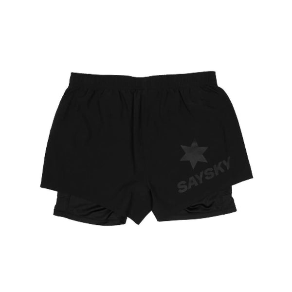 De sorte Saysky Pace 2in1 Shorts 3" til kvinder har elastisk linning, stjernegrafik og SAYSKY-logo på venstre ben - ideelle til trailløb. Vist fladt på en hvid baggrund.