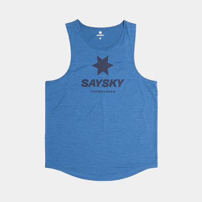 Saysky Logo Combat Pro Singlet, Herre, Blue er en ærmeløs løbetop til mænd med en sort stjerne og "SAYSKY Copenhagen" på forsiden. Den har rund halsudskæring, buet kant og er fremstillet af hurtigtørrende teknisk stof.